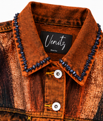 Charger l'image dans la galerie, Détail du col en jean caramel cuivré orné de pierres bleu foncé brodées à la main, veste upcyclée La Dame de feu - Venitz Biarritz.