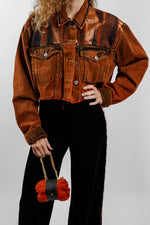 Charger l'image dans la galerie, Veste en jean vintage upcyclée femme, coupe courte caramel cuivré, empiècements brillants et poches à rabat - La Dame de feu , Venitz Biarritz.
