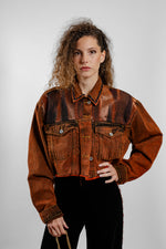 Charger l'image dans la galerie, Vste en jean vintage upcyclée femme couleur caramel cuivré, coupe courte, col brodé et détails brillants, la Dame de feu, Venitz Biarritz.