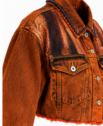 Charger l'image dans la galerie, Détail de la veste en jean upcyclée la Dame de feu : empiècements cuivrés métallisés, col brodé de pierres bleu foncé et poches à rabat - Venitz Biarritz.
