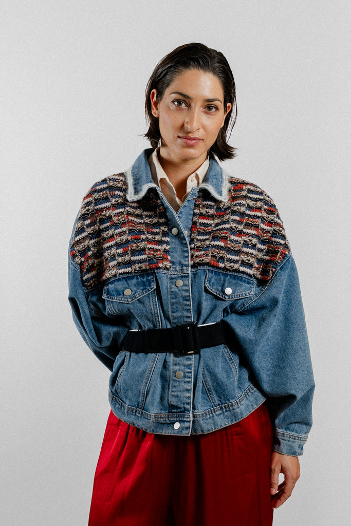 Veste en denim bleu à coupe ample, ornée d'empiècements en tweed multicolore au motifs texturés rouge, bleu, écru et noir sur les épaules et la poitrine. Elle présente un col en jean, une fermeture boutonnée sur le devant et deux poches à rabat.